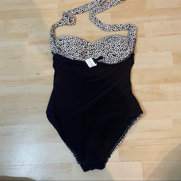 Nip Tuck Australia women’s black & white halter  swimsuit in size 6 - Picture 9 of 13